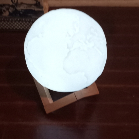 Globe light and stand. - Picture 2 of 3